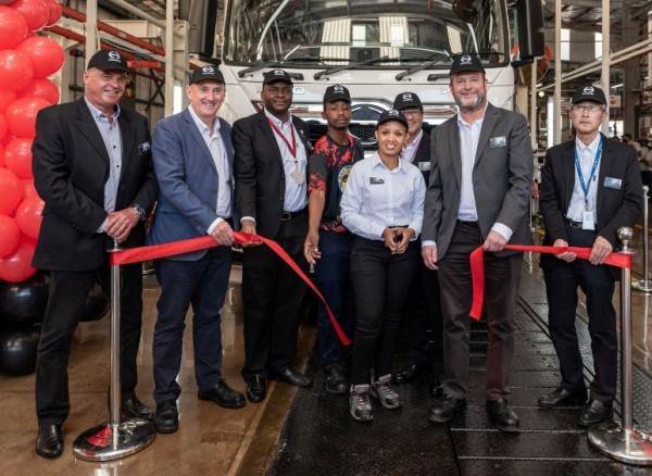 HINO SA CELEBRATES PRODUCTION OF NEW 700-SERIES image